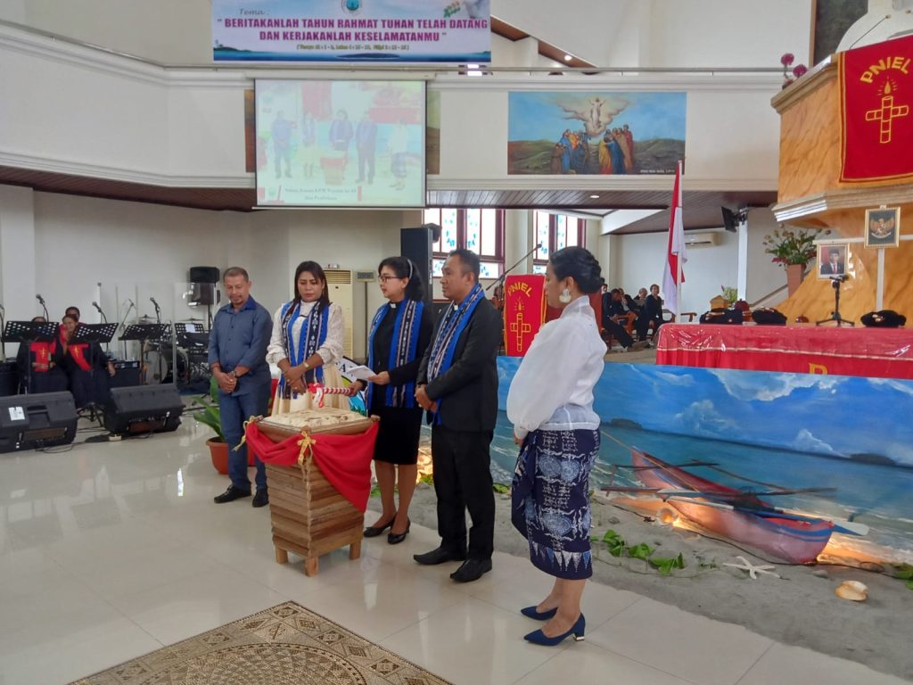 Pembukaan sidang Jemaat GPM Wayame oleh Sekretaris Klasis Pulau Ambon Utara